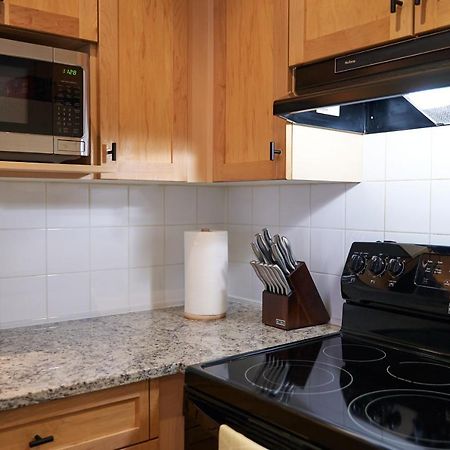 Mtn View Escape With King Size Bed With Outdoor Pool - Banff Pass Included! Apartment Canmore Exterior photo