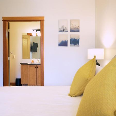 Mtn View Escape With King Size Bed With Outdoor Pool - Banff Pass Included! Apartment Canmore Exterior photo