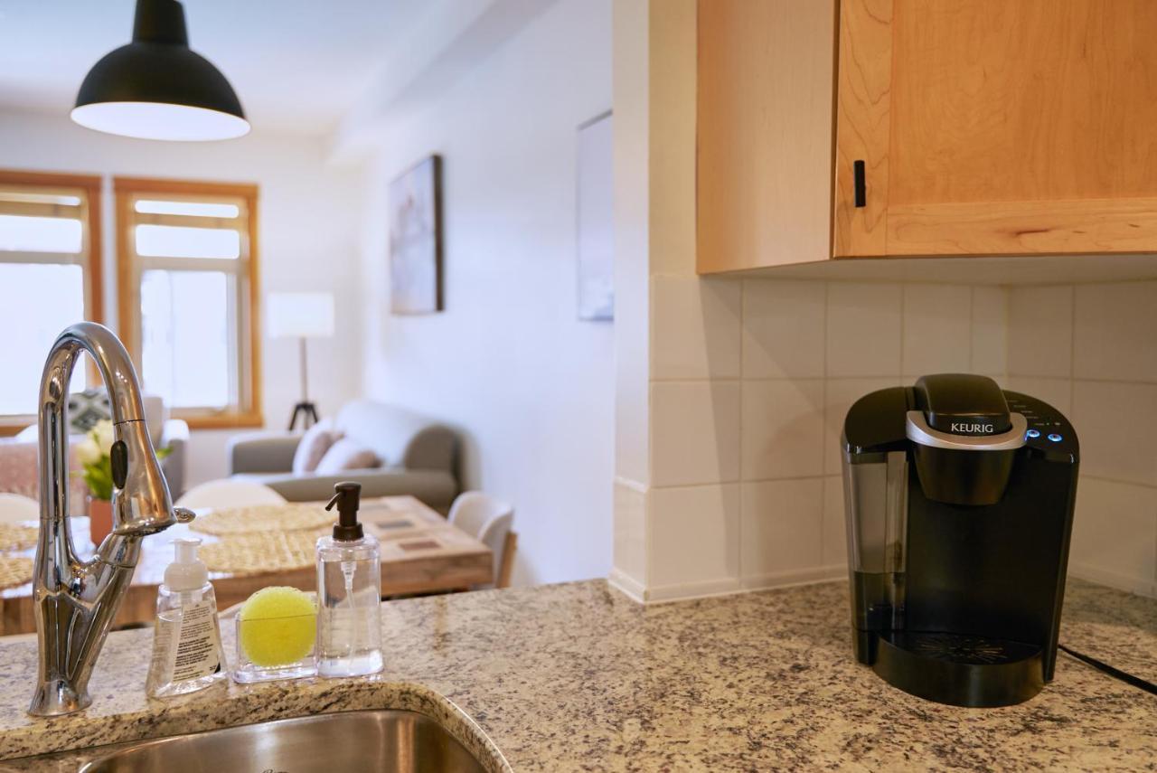 Mtn View Escape With King Size Bed With Outdoor Pool - Banff Pass Included! Apartment Canmore Exterior photo