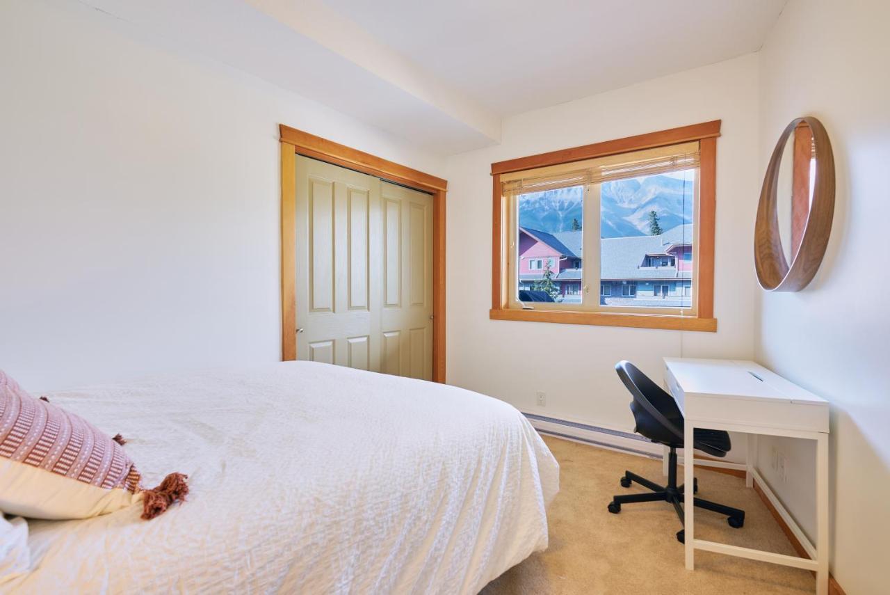 Mtn View Escape With King Size Bed With Outdoor Pool - Banff Pass Included! Apartment Canmore Exterior photo