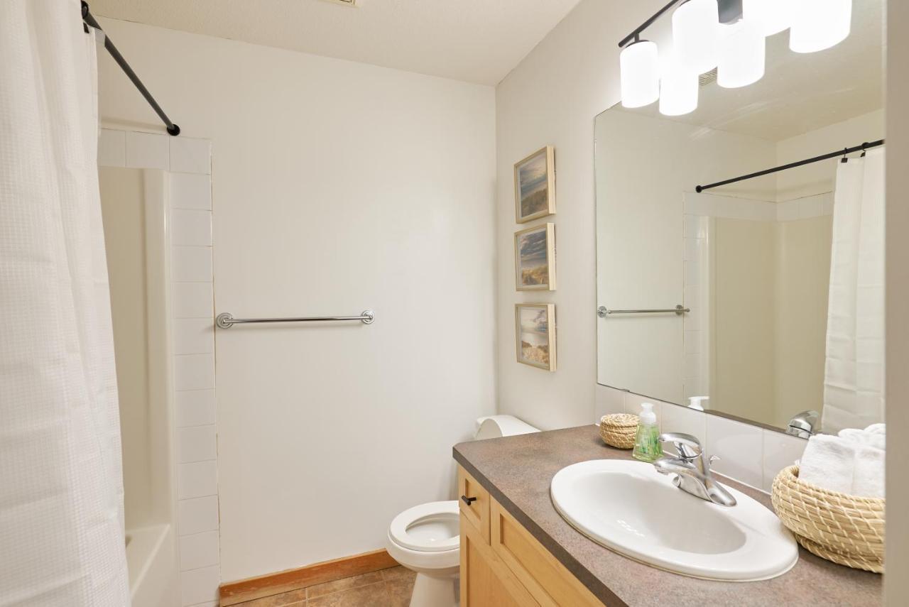 Mtn View Escape With King Size Bed With Outdoor Pool - Banff Pass Included! Apartment Canmore Exterior photo
